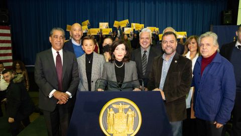 La gobernadora Kathy Hochul junto a líderes que apoyan la nominación del juez LaSalle.