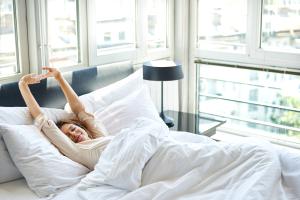 Por qué dormir bien puede hacerte más feliz que el dinero