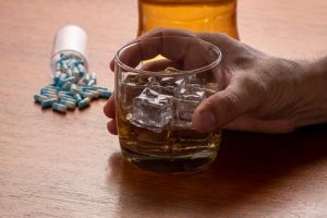 Los medicamentos que jamás debes mezclar con alcohol
