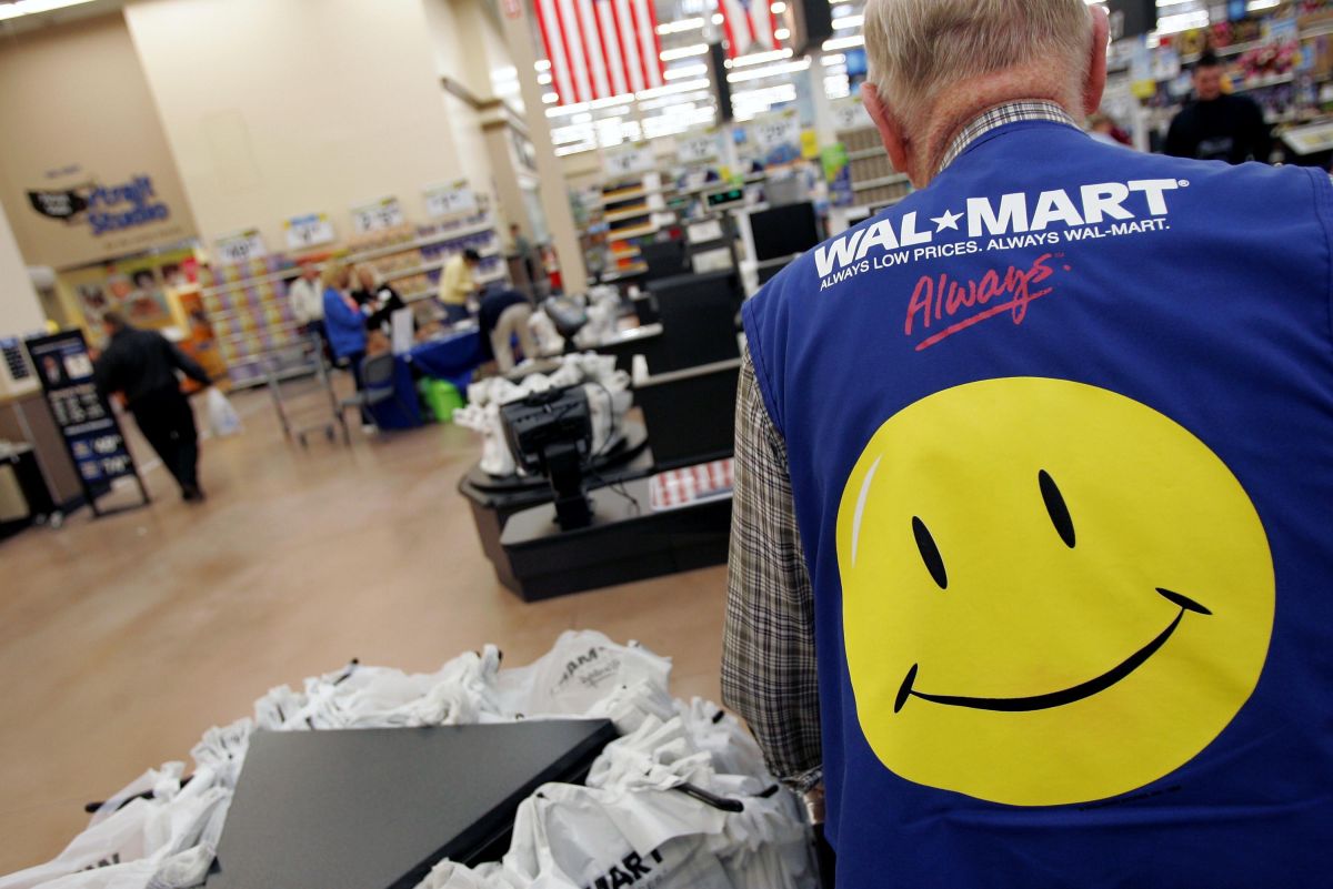 Tiktoker raises $100,000 so 82-year-old Walmart employee can retire