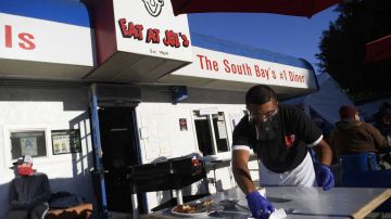 La equidad salarial podría llegar para los empleados que laboran en restaurantes de comida rápida en California