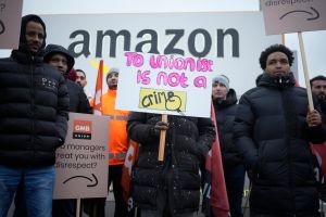 Amazon: trabajadores hartos en Gran Bretaña hacen el primer paro de su historia en ese país
