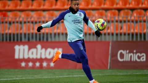 El delantero neerlandés se entrenó con el Atlético de Madrid.