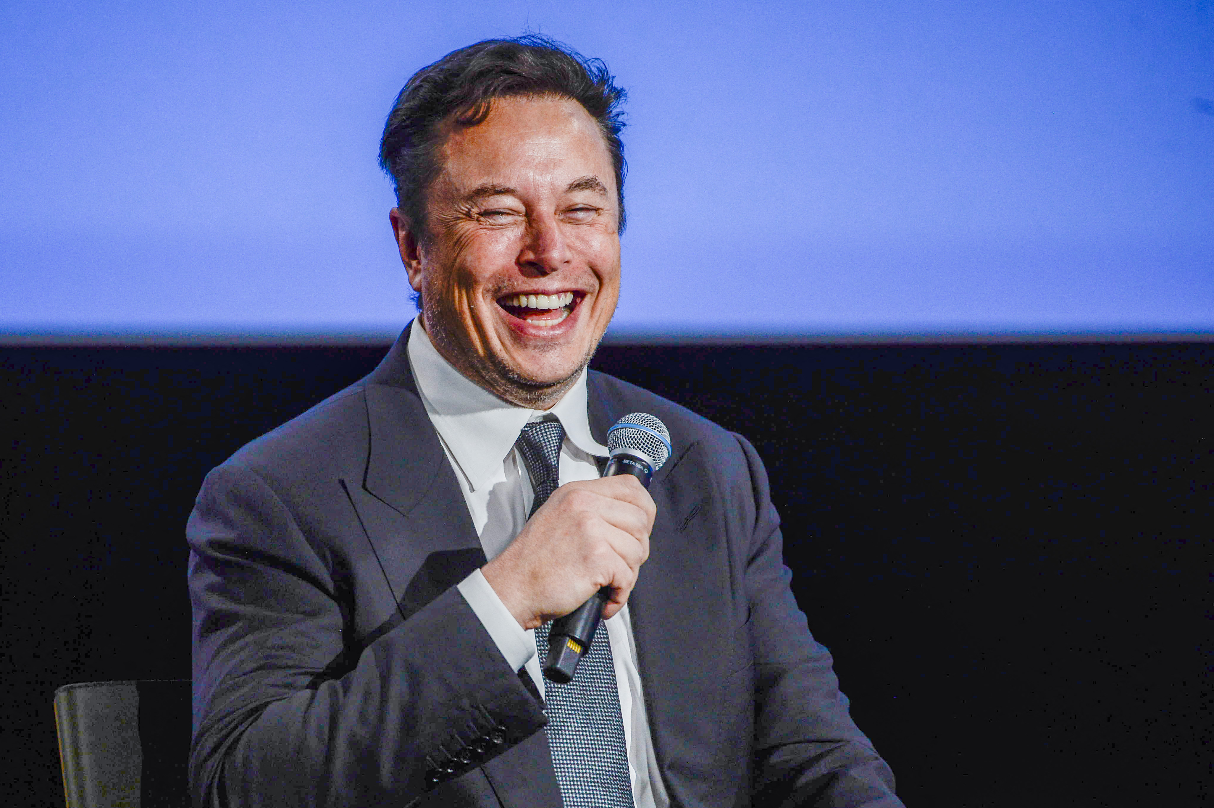 Elon Musk se burla de Andrew Tate, el polémico influencer arrestado por tráfico sexual