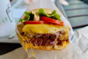 5 cadenas de comida rápida que usan carne fresca para sus hamburguesas en Estados Unidos
