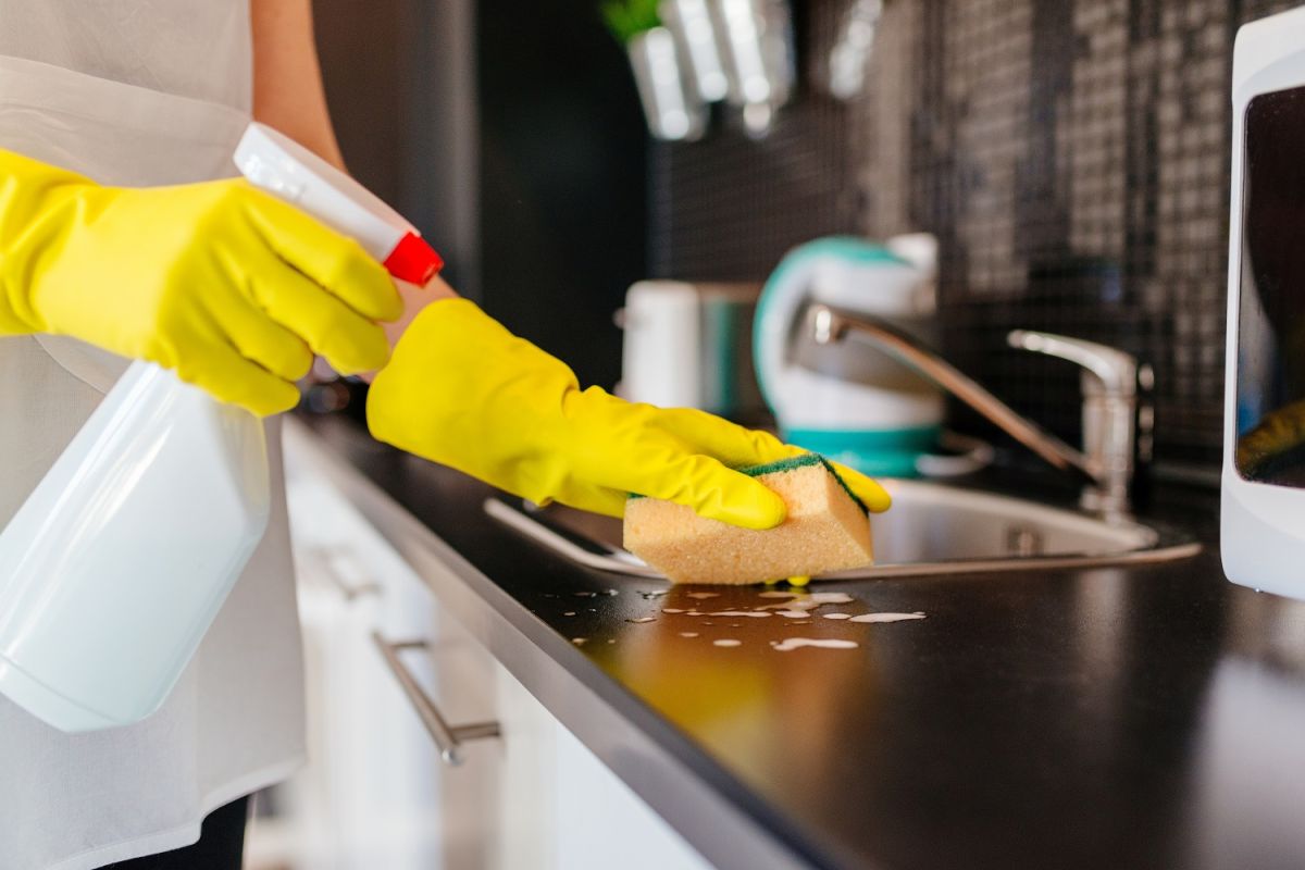 Estudio revela que después de preparar la comida sería necesario limpiar todo lo que se toque, incluidos los frascos de especias.