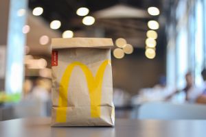 Repartidor rechaza orden de cliente que pidió de un McDonald’s que estaba una cuadra de su casa y le dice perezoso
