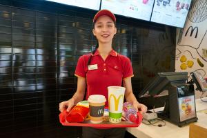 Presidente de McDonald's se opone a aumento salarial a trabajadores de comida rápida en California mientras a él le pagaron $7.4 millones en 2021