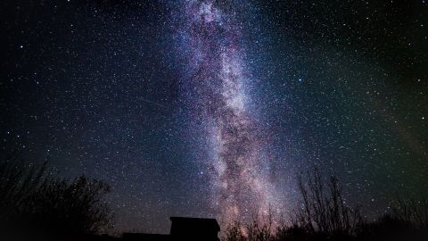 El hidrógeno es el combustible básico y necesario para la formación de estrellas en una galaxia.