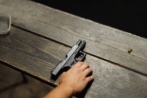 Jueza bloquea prohibición de armas en playas y casinos de Nueva Jersey
