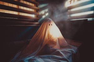 Dormir mal está relacionado con creencias sobre fantasmas y extraterrestres, según investigación