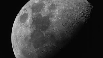 Los astrónomos intentan entender la formación geológica de la Luna.