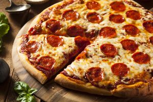Pizza Hut busca romper el récord de la pizza más grande del mundo con una de 68 mil rebanadas