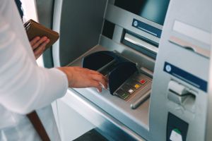 4 riesgos que corres al usar el cajero automático para sacar dinero