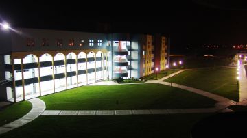 La Minnechaug Regional High School tiene las luces prendidas 24/7. (Imagen falsa)