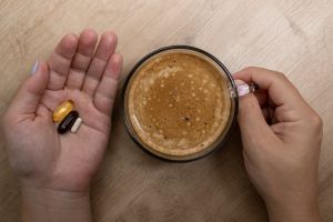 Por qué algunos medicamentos no se deben tomar con café o bebidas con cafeína