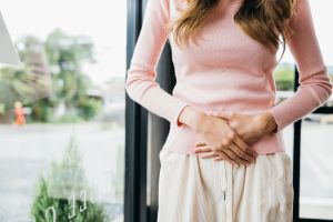 Las razones por las que puedes sentir tu estómago hinchado y cómo puedes prevenirlo