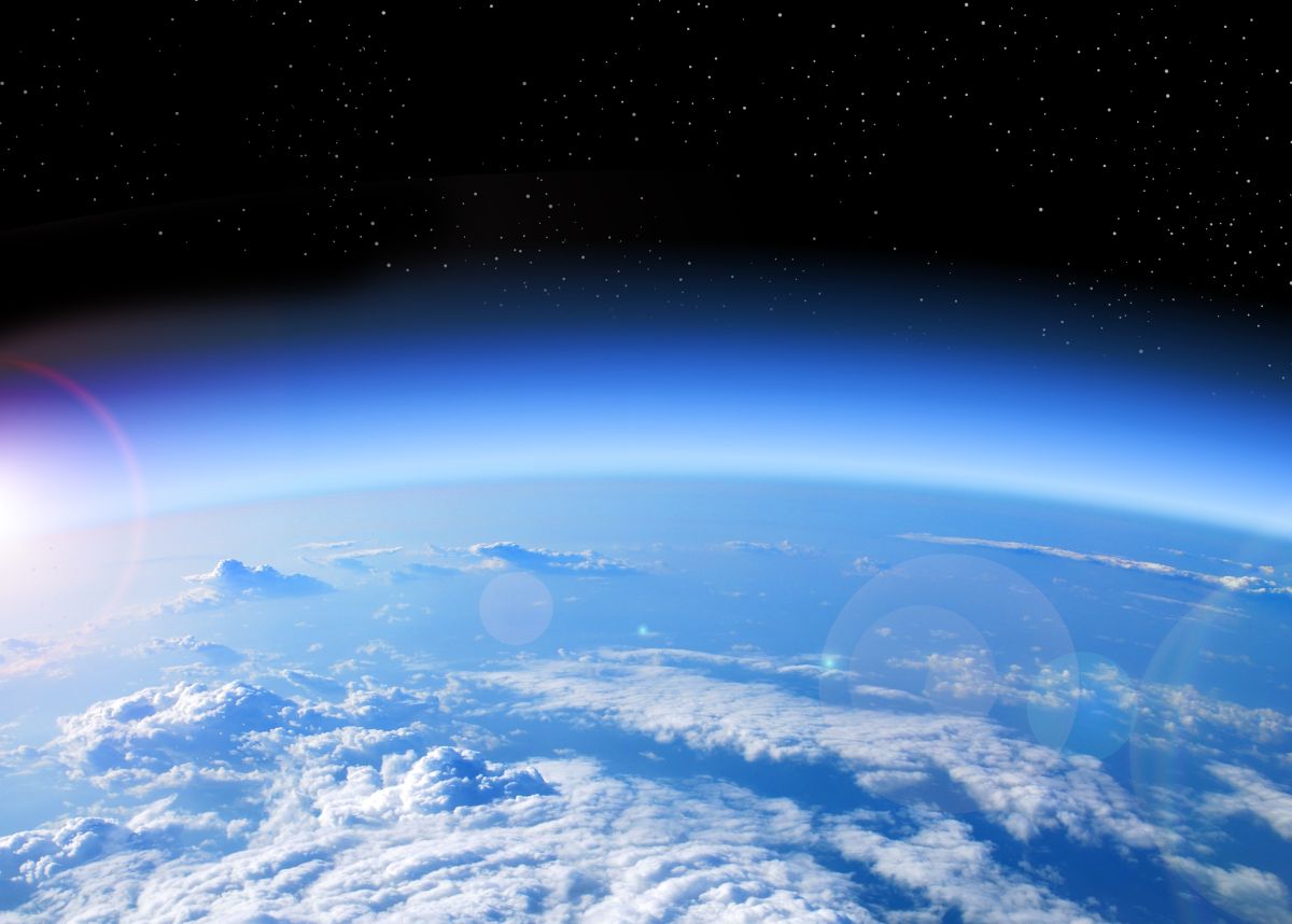 La capa de ozono es una parte delgada de la atmósfera terrestre que absorbe la mayor parte de la radiación ultravioleta del sol.