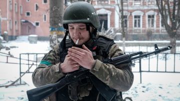 Un soldado ucraniano enciende un cigarrillo en Bakhmut, Ucrania.