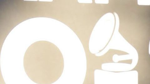 Jesse y Joy en la alfombra roja de la 23 entrega de Premios Latin Grammy 2022.