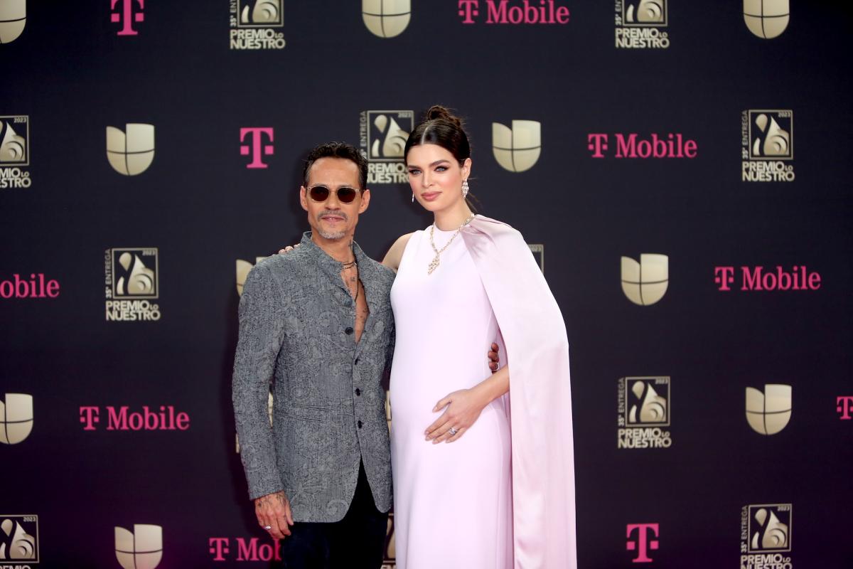 Nadia Ferreira presume su embarazo junto a Marc Anthony en los Premios Lo  Nuestro - El Diario NY