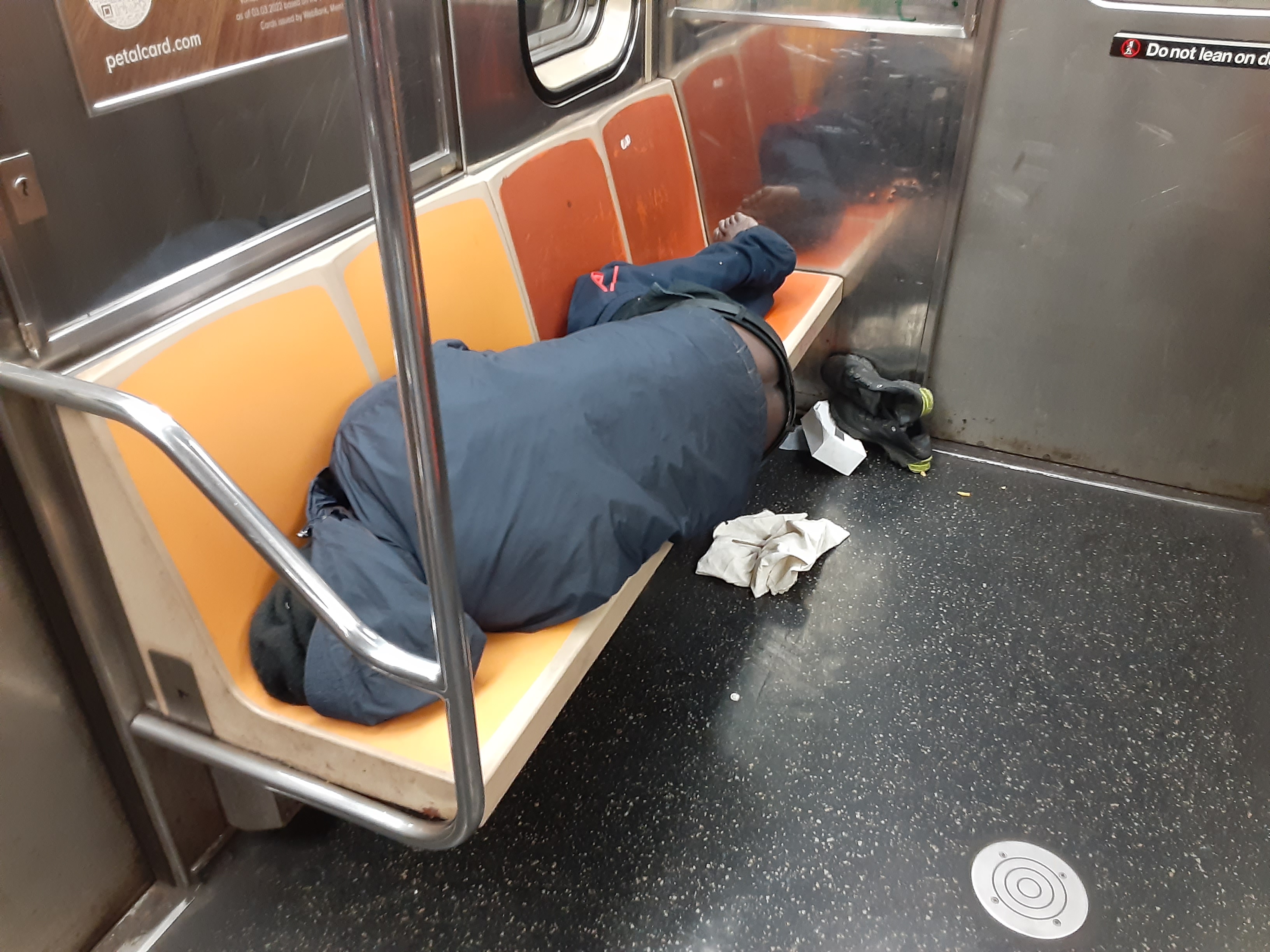 Vídeo: Rato sobe em passageiro sonolento em metrô de Nova York