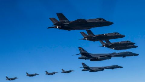 Una foto proporcionada por el Ministerio de Defensa de Corea del Sur muestra dos aviones B-1B y F-35A durante un simulacro.