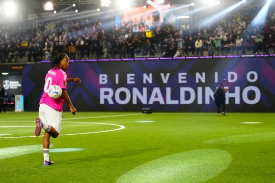 Sonríe el fútbol: Ronaldinho regresó a las canchas durante un encuentro de la Kings League [Video]