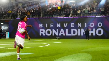 Ronaldinho domina un balón de espaldas antes de debutar en la Kings League.