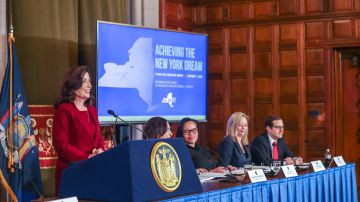 La Gobernadora Kathy Hochul anunciando el presupuesto de NY