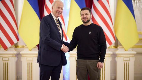 El presidente Biden realiza una visita sorpresa a Kiev y se reúne con Zelenski.