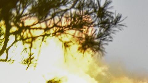 Militares ucranianos disparan proyectiles hacia posiciones rusas en Donetsk.