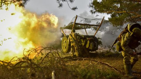 Militares ucranianos disparan proyectiles hacia posiciones rusas en Donetsk.