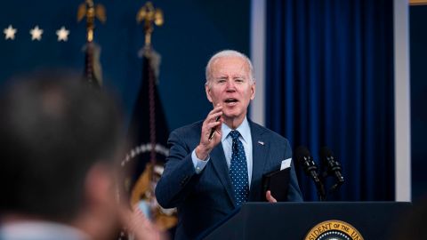 Joe Biden se dirige a los medios.