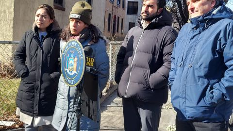 Los legisladores Kristen González, Tiffany Cabán, Zohran Mamdanies y Michael Gianaris urgen carriles protegidos para bicicletas en Astoria