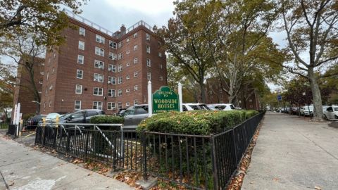 Residentes de Woodside Houses en Astoria, Queens, piden mayor presencia policial