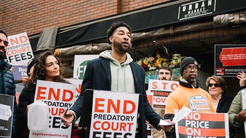 Manifestantes en supermercado de Brooklyn contra tarifas judiciales de tribunales.