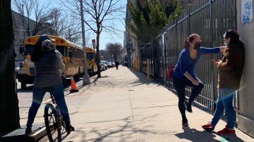 Padres divididos por policías en las escuelas de NYC