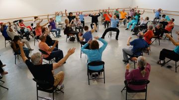 Las sesiones ayudan a las personas con Parkinson a desarrollar el equilibrio, la coordinación y la rigidez.