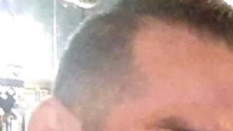 El martes en la mañana, la policía publicó una foto de Foster paseando a un perro lo que le dio una idea de donde se podía encontrar.