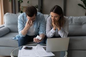 Inflación está provocando más problemas en los matrimonios y contribuyendo en los divorcios: Debt.com
