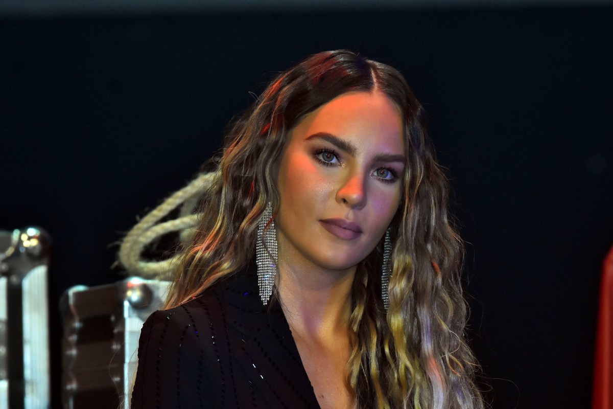 VIDEO: Belinda lleva flores a Shakira en su último concierto en CDMX