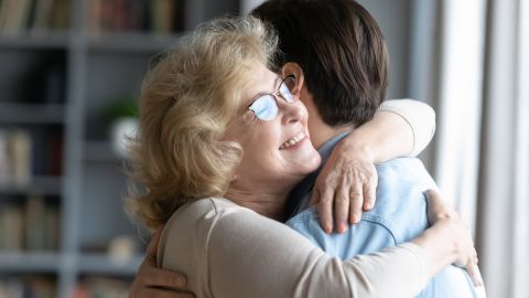 Abrazo madre e hijo