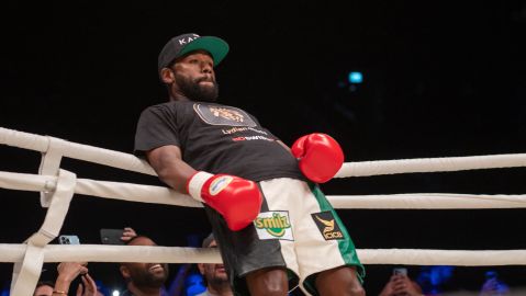 Floyd Mayweather domina a Aaron Chalmers en su regreso al cuadrilátero y amplía su invicto a 50-0