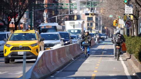 El rediseño implicará ampliar las protecciones a ciclistas y peatones.
