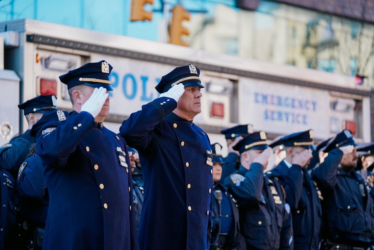 Cientos de neoyorquinos dan el adiós al policía de NYPD que murió baleado fuera de servicio