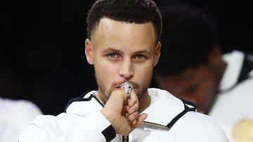 Stephen Curry tampoco está pasando por un buen momento profesional con su equipo Golden State Warriors.