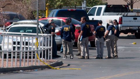 Agentes revisan vehículos afuera del Cielo Vista Mall.