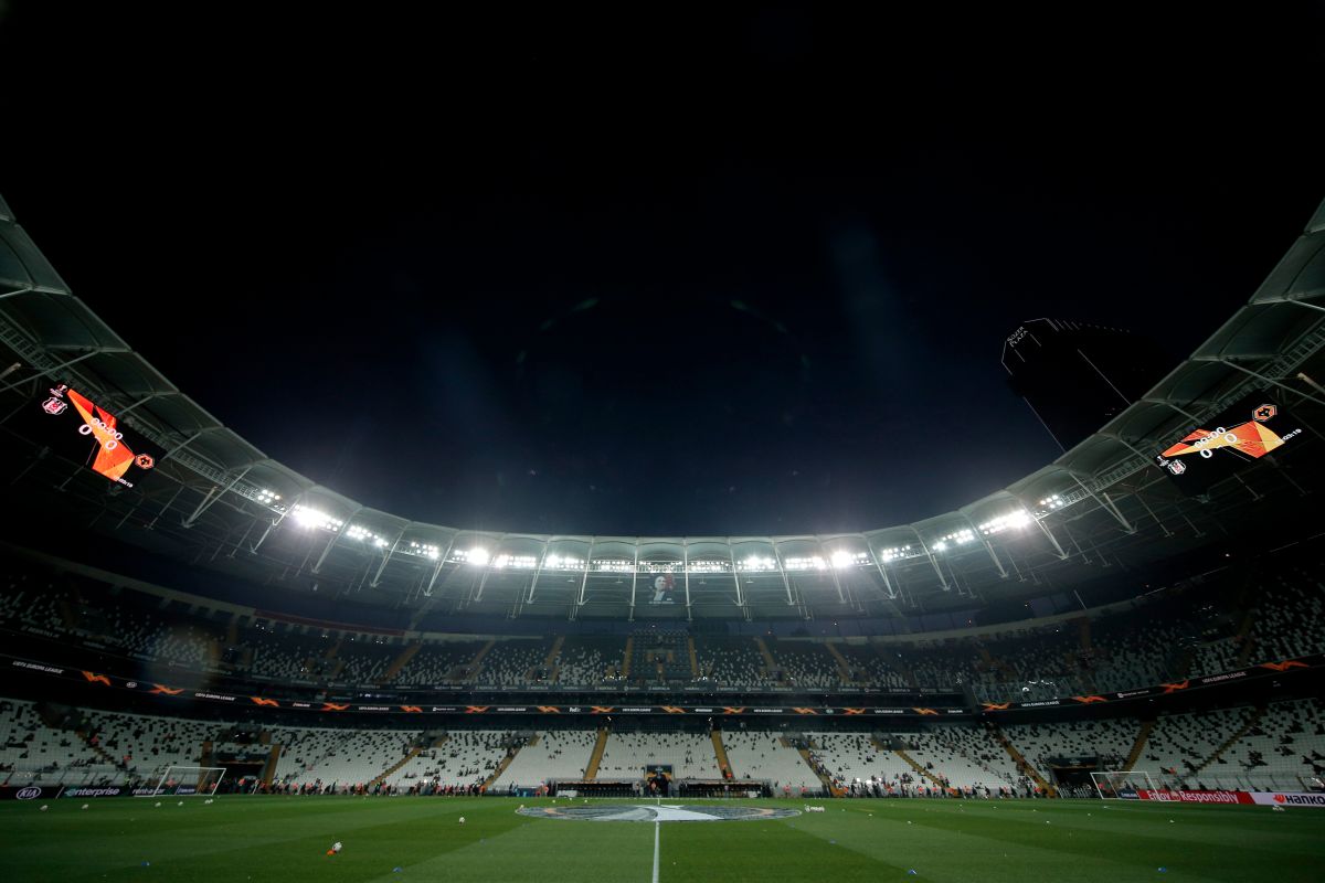 Los aficionados del Besiktas  arrojaron decenas de miles de peluches al campo. / Foto: Getty Images