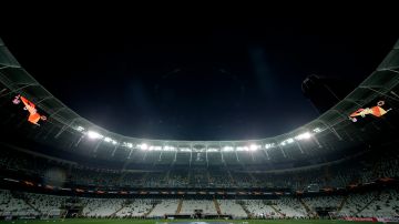 Los aficionados del Besiktas arrojaron decenas de miles de peluches al campo. / Foto: Getty Images